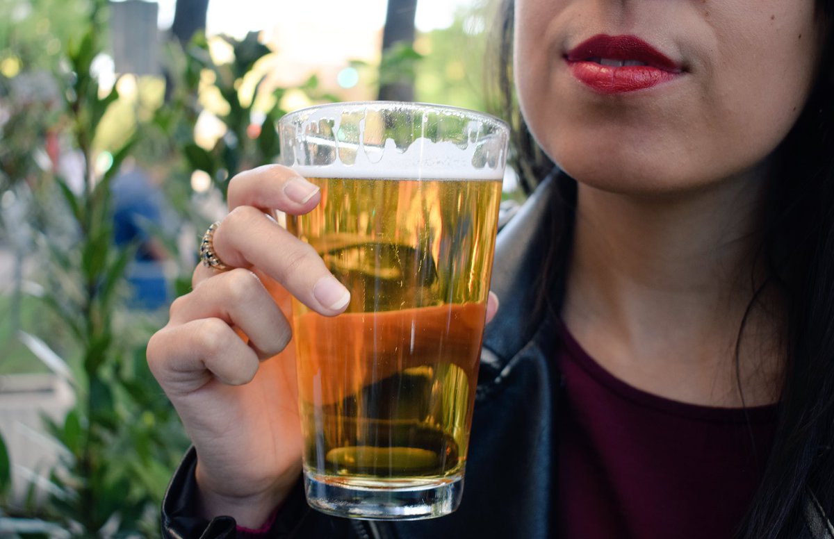 Beerute_ES's tweet photo. Esta va por vosotras. #FelizDiaDeLaMadre con una sonrisa  y una #cerveza de parte de #beerute 

#FelizDomingo https://t.co/UhL6ZbOE6E