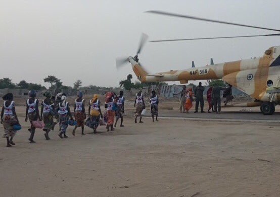 davidabiola3's tweet photo. #BREAKING: 82 freed Chibok girls arrive Abuja https://t.co/butjAXhAxL #ChibokGirls by #MobilePunch via @c0nvey https://t.co/QPSuOWjJfK