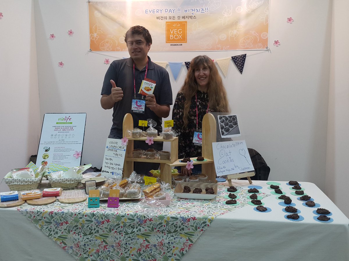 오늘 <a href="/gwajajun/">과자전</a> 마무리 잘 마쳤습니다😁5일동안 맛있는 디저트를 준비하고 판매하신 벤더들 수고 많으셨고 과자전 오거나이저도 훌륭한 이벤트를 멋지게 기획하고 운영해주셔서 박수 치고 싶습니다🤗❤디저트를 사랑하는 오신 수만명 관람객들도 감사합니다👍🤓