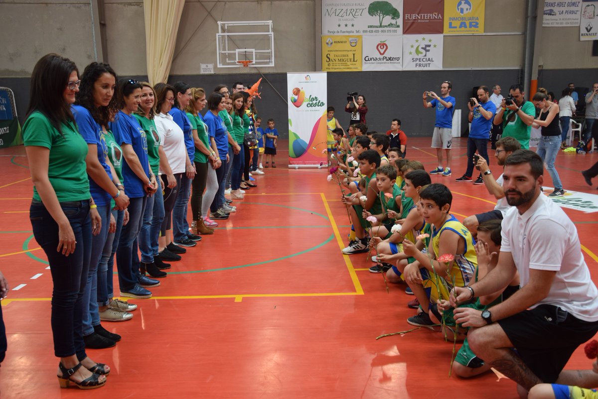 FAB_Andaluza's tweet photo. Entrega de flores a todas las madres de la I Copa #Valorcesto en @AytoMoguer @CBAltoGuadalqui @CBConquero @yosiquesebasket @cbaislacristina https://t.co/aO3FFTX33v