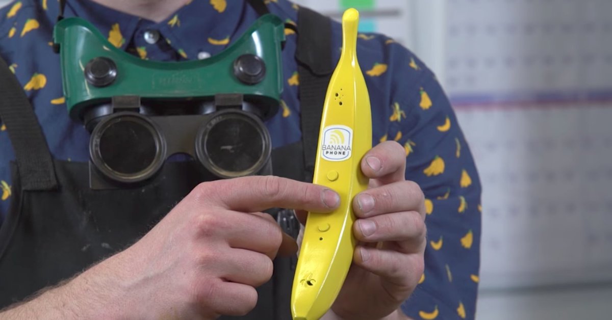 HuffPostWeird's tweet photo. A real, functional banana phone is on the way https://t.co/zCYBGhsxI9 https://t.co/sDIP4yPulo