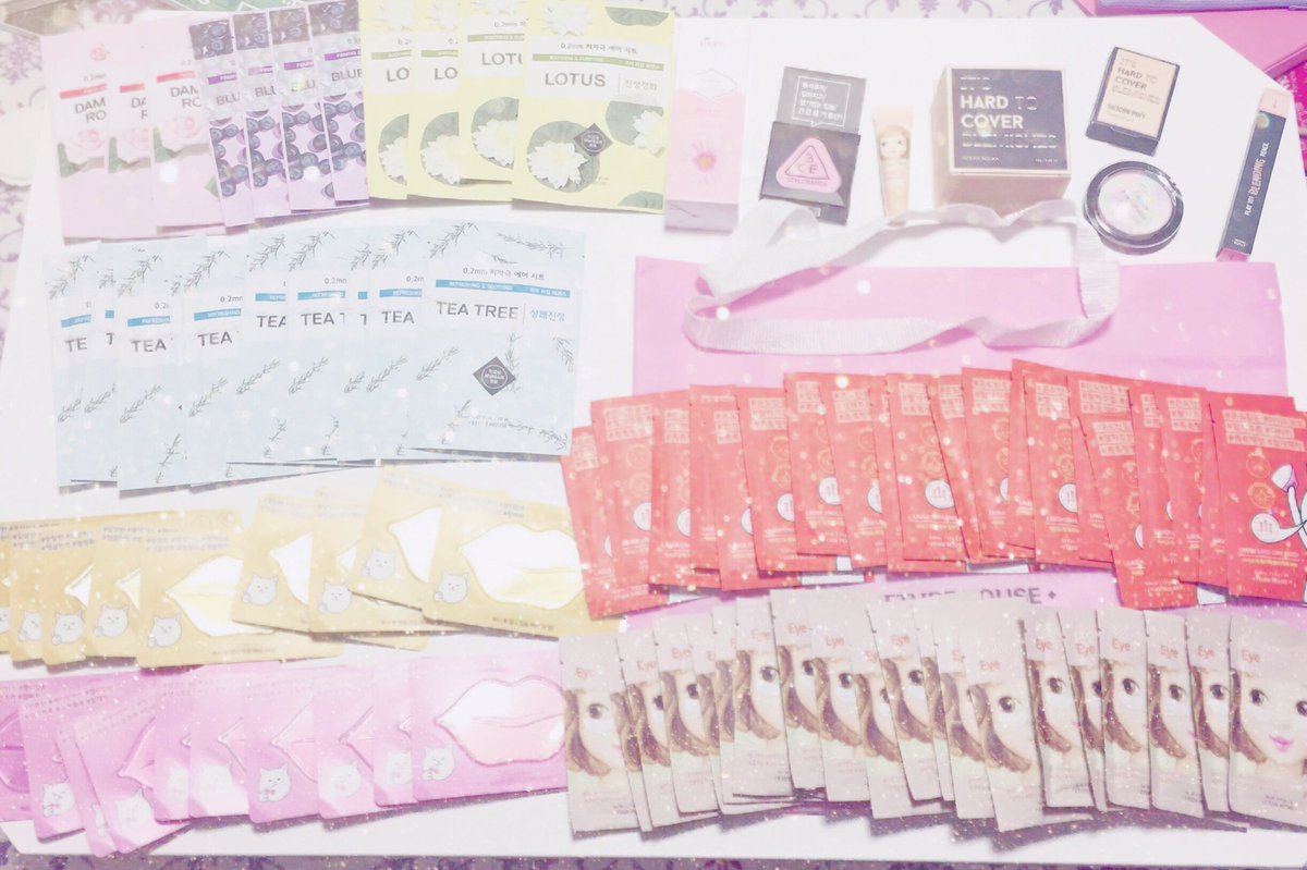 moeka_h_0209's tweet photo. 韓国行ってた人が買ってきてくれた💞
こんなに買ってくれたとおもわなくてこの量みたら笑った😂😂
これ貰ったこら1時まで勉強がんばろ💭💭 https://t.co/0tDqDD6Fpu