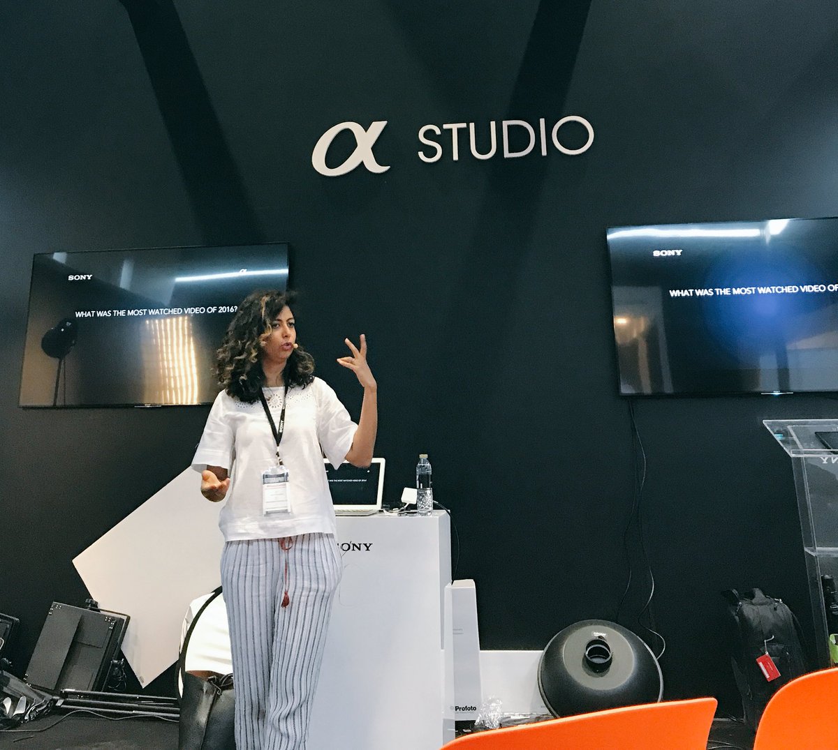 _rachel_l's tweet photo. Managed to catch the last few hours of #PhotoLiveDxb yest. Enjoyed talks by @Ektaetcً + @danielkhc and trying out the new Sony A9. https://t.co/IM5jY6dOiV