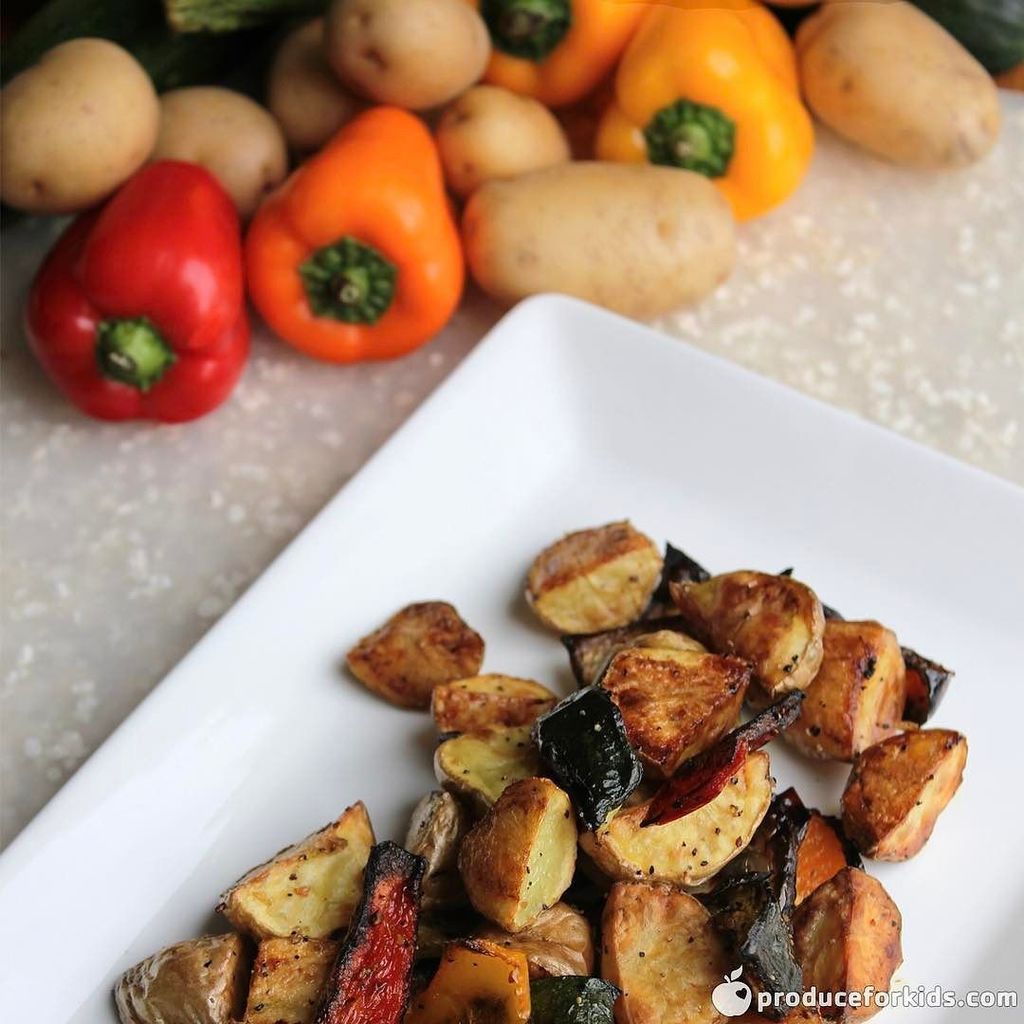 These oven roasted potatoes are a Sunday brunch essential! Follow the link in our bio to get the recipe: buff.… ift.tt/2pTTEqy