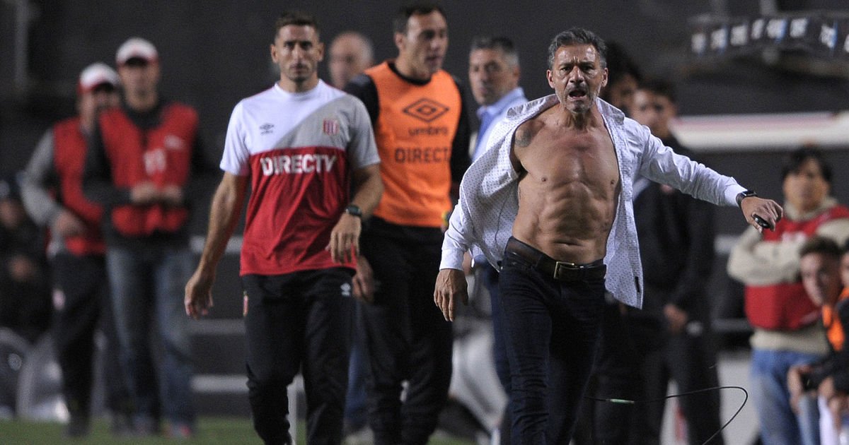 Ex-Arsenal Defender Nelson Vivas Goes Full Superman After Being Sent Off a... #Arsenal  fanly.link/13b2f6ecb2