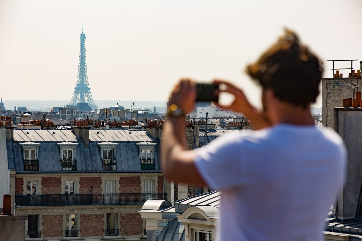alcatelmobileuk's tweet photo. City break in style with the #Idol4. Boom up your travels with the #BoomKey - magical moments are just a click away! #Paris #EiffelTower https://t.co/f8KuqwRGuD