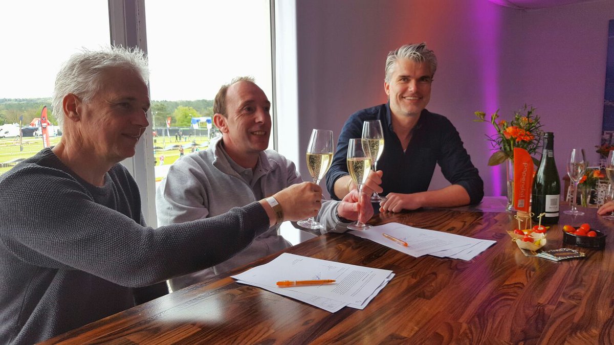 Papendal's tweet photo. Zojuist is #OpPapendal de huurovereenkomst voor het nieuwe hoofdkantoor van @KNWU &amp; @triathlonNL getekend. Op naar een mooie samenwerking! https://t.co/g3OSY21MJ3