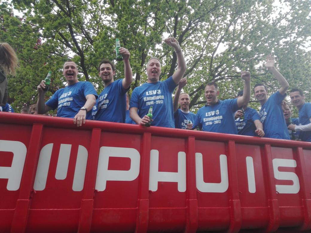 LSVLONNEKER's tweet photo. Daar gaan ze weer de helden van de Lonneker velden https://t.co/DCaHwjmMzE