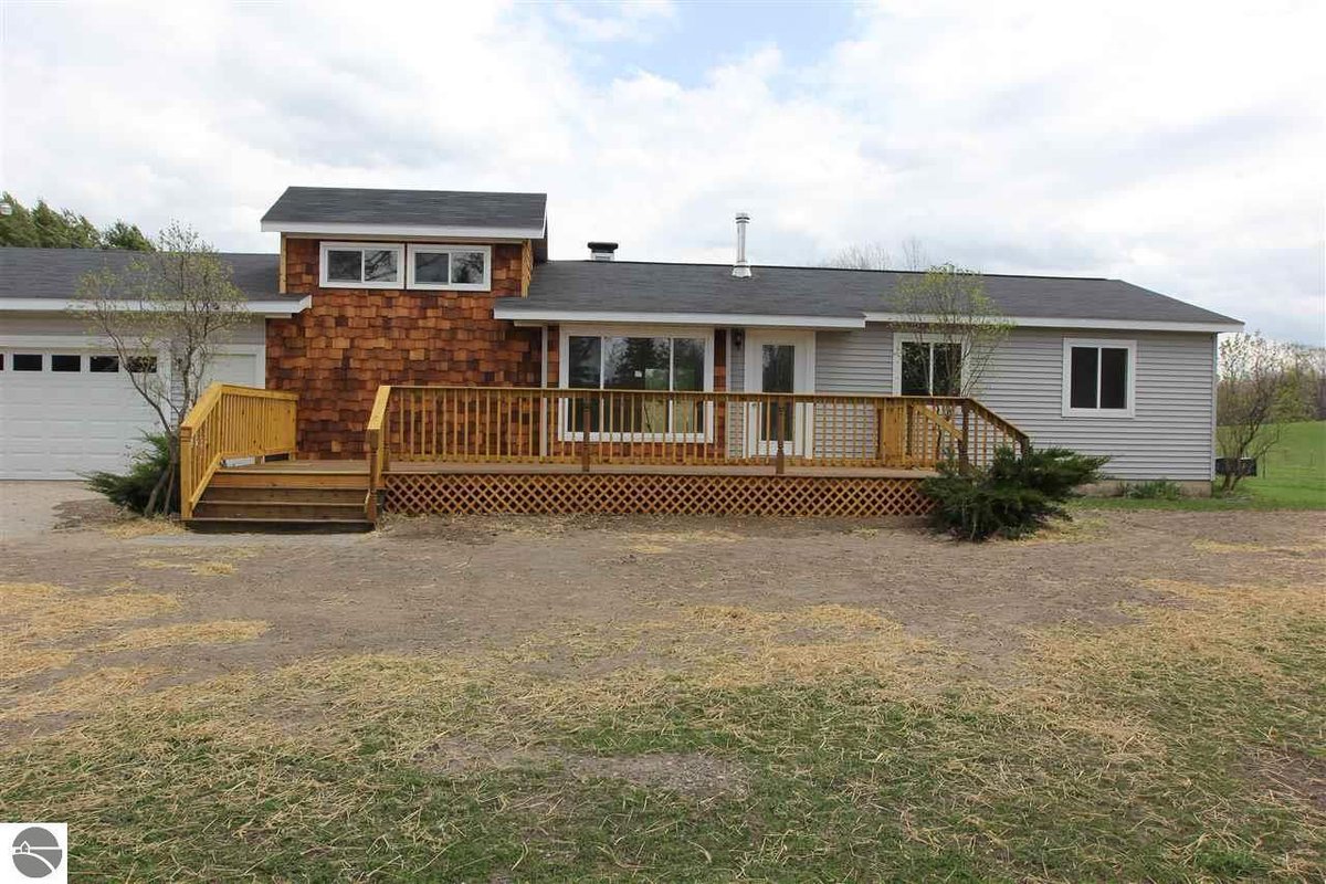 EXITNorthern's tweet photo. Surrounded by forests, this quiet home is remodeled and ready to view! https://t.co/nP8OInmyQC #EXITRealty #southboardman #realestate https://t.co/IQALADkkPI