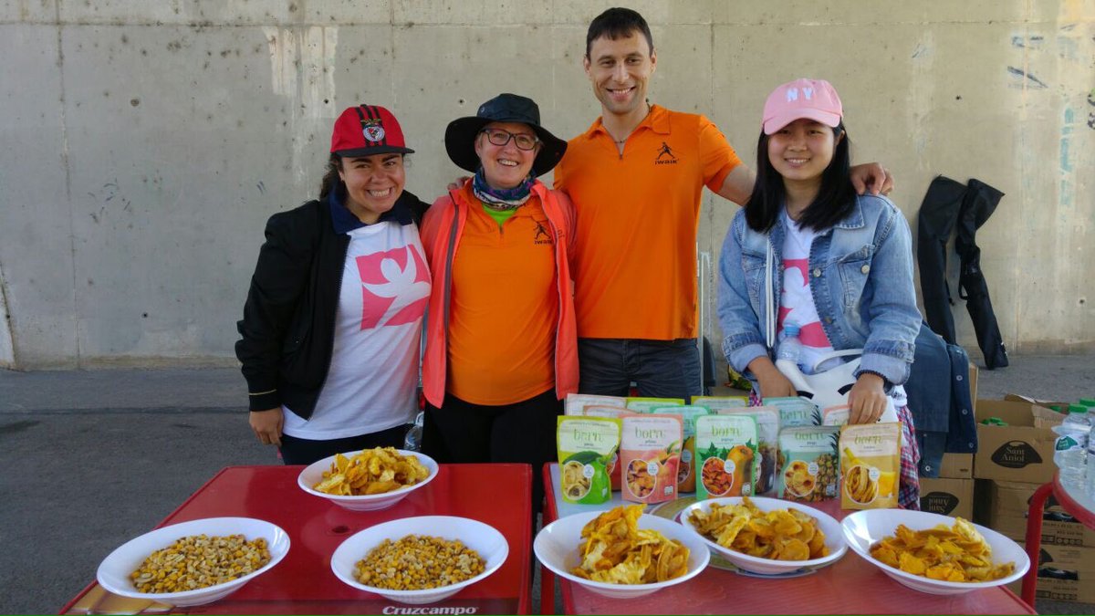 FPareManel's tweet photo. I coses com la @WBCN2017 es poden fer gràcies a molts voluntaris/es com els que tenim a la foto!! @Sonrisasdbombay i @FPareManel #gràcies https://t.co/MFjHWI5eUM