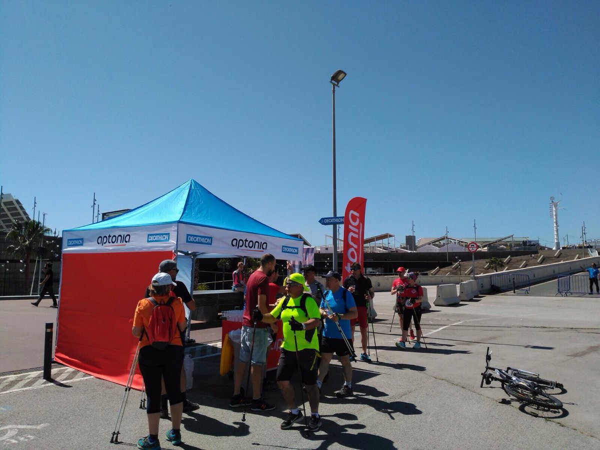 FPareManel's tweet photo. I aquí tenim els voluntaris/es del punt #portforum!El treball en equip sempre és millor!Mil #gràcies per #caminarambmarxa a la @WBCN2017 https://t.co/d9Y5H5CyVO