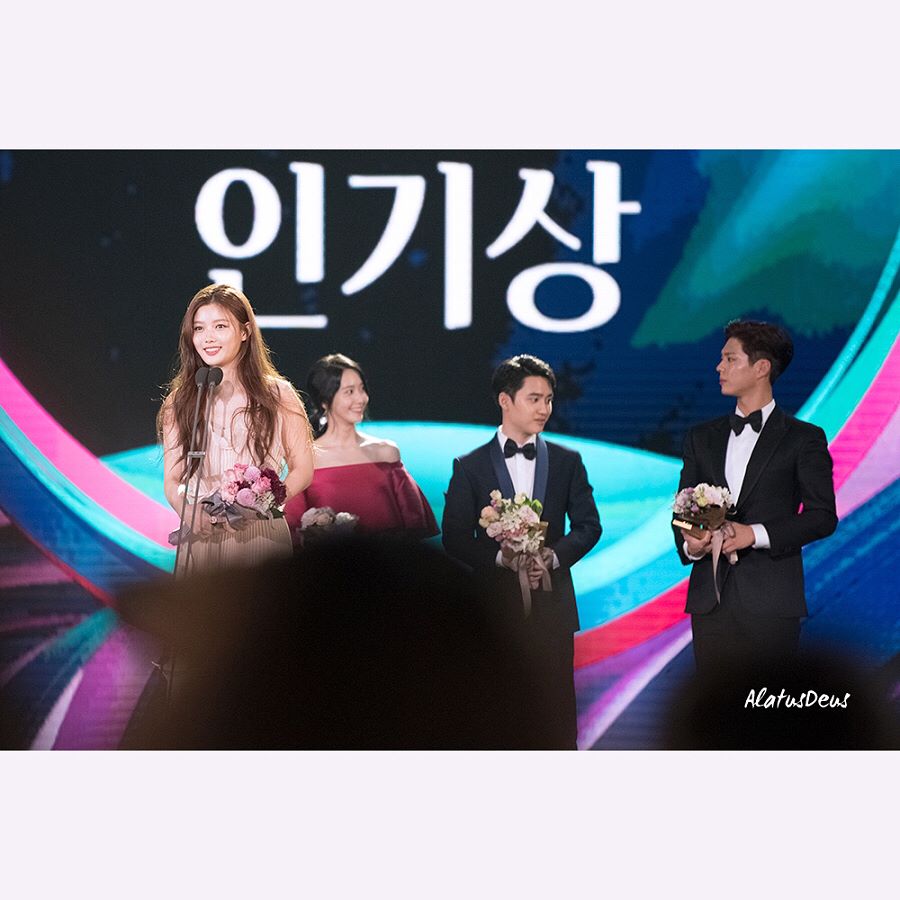 [PIC][03-05-2017]YoonA tham dự "53rd Baeksang Arts Awards" vào chiều nay + Giành "Most Popular Actress or Star Century Popularity Award (in Film)" - Page 3 C_OidpHUMAIZ8nr