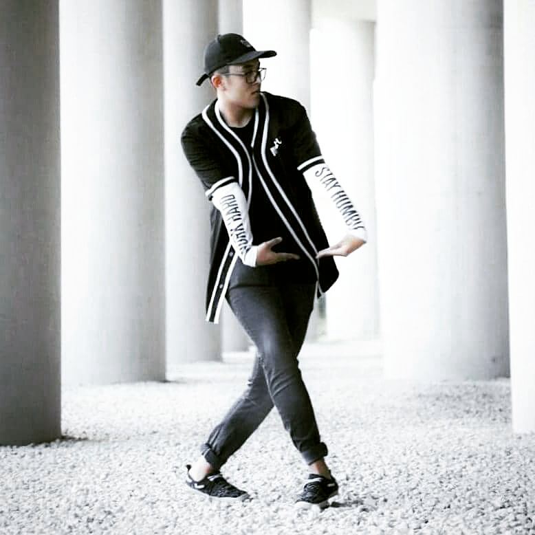 melvin_tseng's tweet photo. I don't walk. I dance. β€π
#SingaporeDiaries #Singapore #Dance #Dancer #AllBlack #AnotherOne #RandomPhotoshoot https://t.co/8yKEXQRryJ