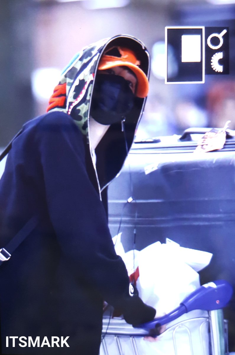 itsmark0904's tweet photo. [PRE] 170507 김포공항입국 #갓세븐 #마크 #GOT7 #Mark :: 왔당💜 https://t.co/gkfqw0VdTS