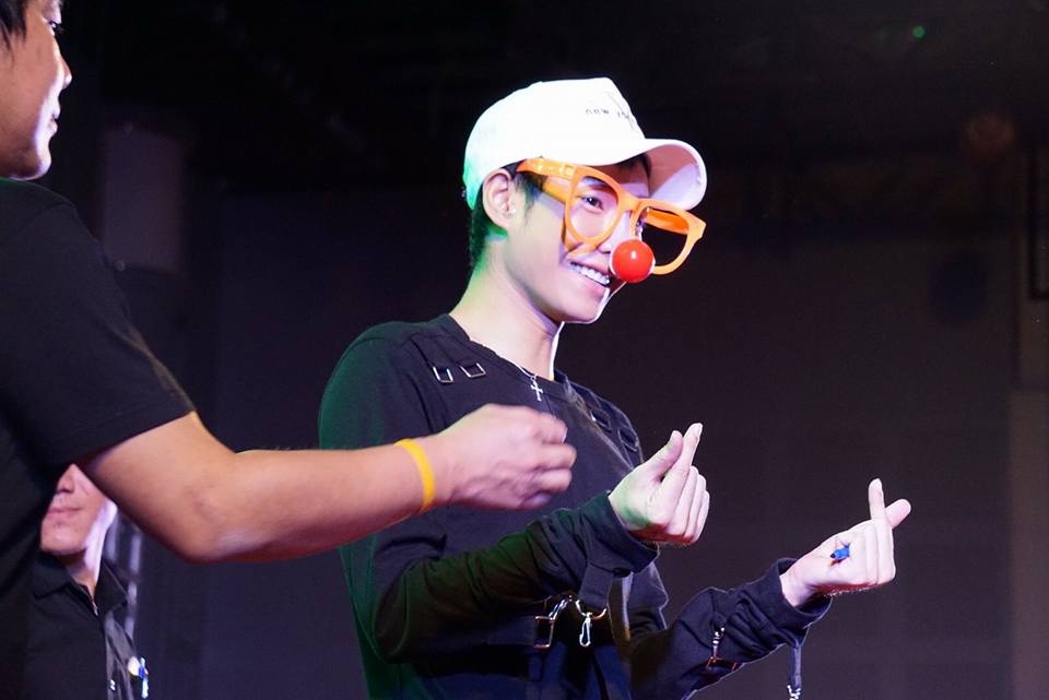 HeartBeat4You_'s tweet photo. #เป๊กผลิตโชค ยกมือไหว้นอบน้อมสุดๆ🙂ใส่อะไรก็คูลก็คนมันคูลไงจะให้ทำไง แก้มน่าหยิกมากอะ หมั่นเขี้ยว🤣💋😚😇Cr.#Aummy.j #เรือนหอรอผลิต #peckpalit https://t.co/UzAu1dBjGV
