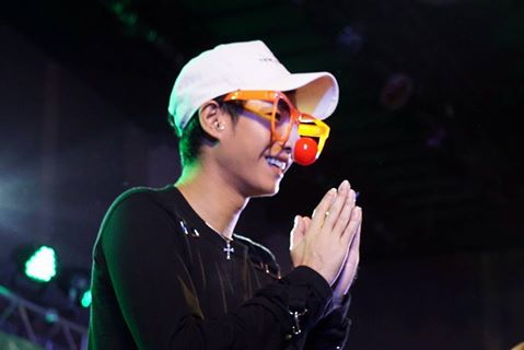 HeartBeat4You_'s tweet photo. #เป๊กผลิตโชค ยกมือไหว้นอบน้อมสุดๆ🙂ใส่อะไรก็คูลก็คนมันคูลไงจะให้ทำไง แก้มน่าหยิกมากอะ หมั่นเขี้ยว🤣💋😚😇Cr.#Aummy.j #เรือนหอรอผลิต #peckpalit https://t.co/UzAu1dBjGV