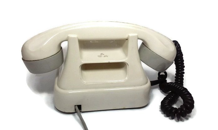 Lacky_and_Ticky's tweet photo. Vintage white bakelite phone for sale! #vintage #vintagephone #bakelite #bakelitephone #telephone #phoneforsale #oldphone #rotaryphone #gift https://t.co/vHO5wbYgDw