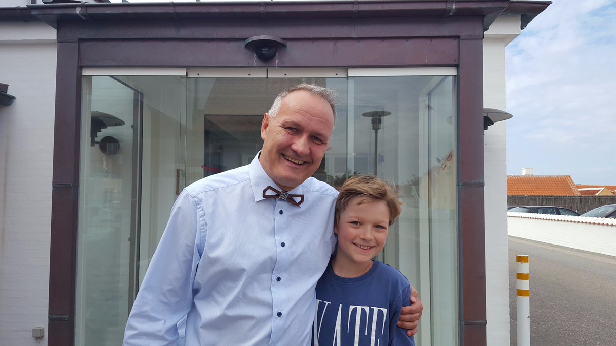 RuthsHotel's tweet image. Our Director @PeterChrJensen with his new @Trendhim wooden bow tie given to him by a guest #appreciation #ruthshotel #leaderbyexample #trend