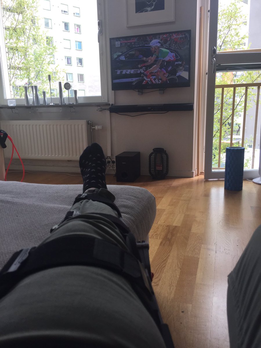 AnnaWF1974's tweet photo. Sugen på cykling men får hålla mig till @vacchi och @Ontsnapping nu när cykelsäsongen är över innan den ens började. #korsband #ledband https://t.co/9EBaZVoXIX