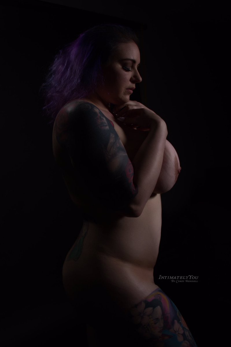 _IntimatelyYou's tweet photo. She Arouse From Darkness
🙍🏽 @Sexychellie16
📸 @_IntimatelyYou
#IntimatelyYou #BelleChellie #Atlanta #Eroticism #BeautyOfNudes https://t.co/RWdyoylZip