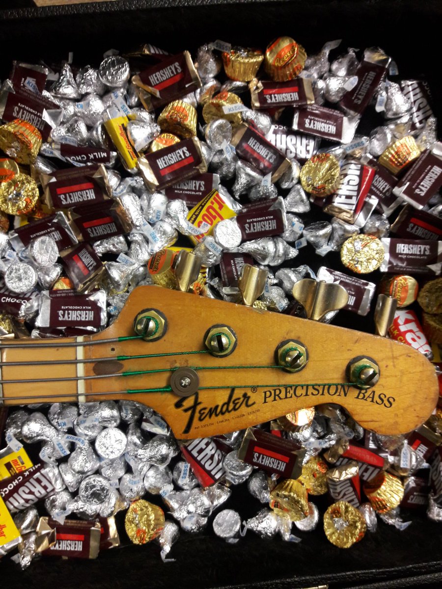DropkickDave72's tweet photo. This is what your bass case looks like after you play Hershey Park In Hershey PA #71PBass #Fender #SundanceHead #bassplayer #SoulCountry https://t.co/aWNxyryTRz
