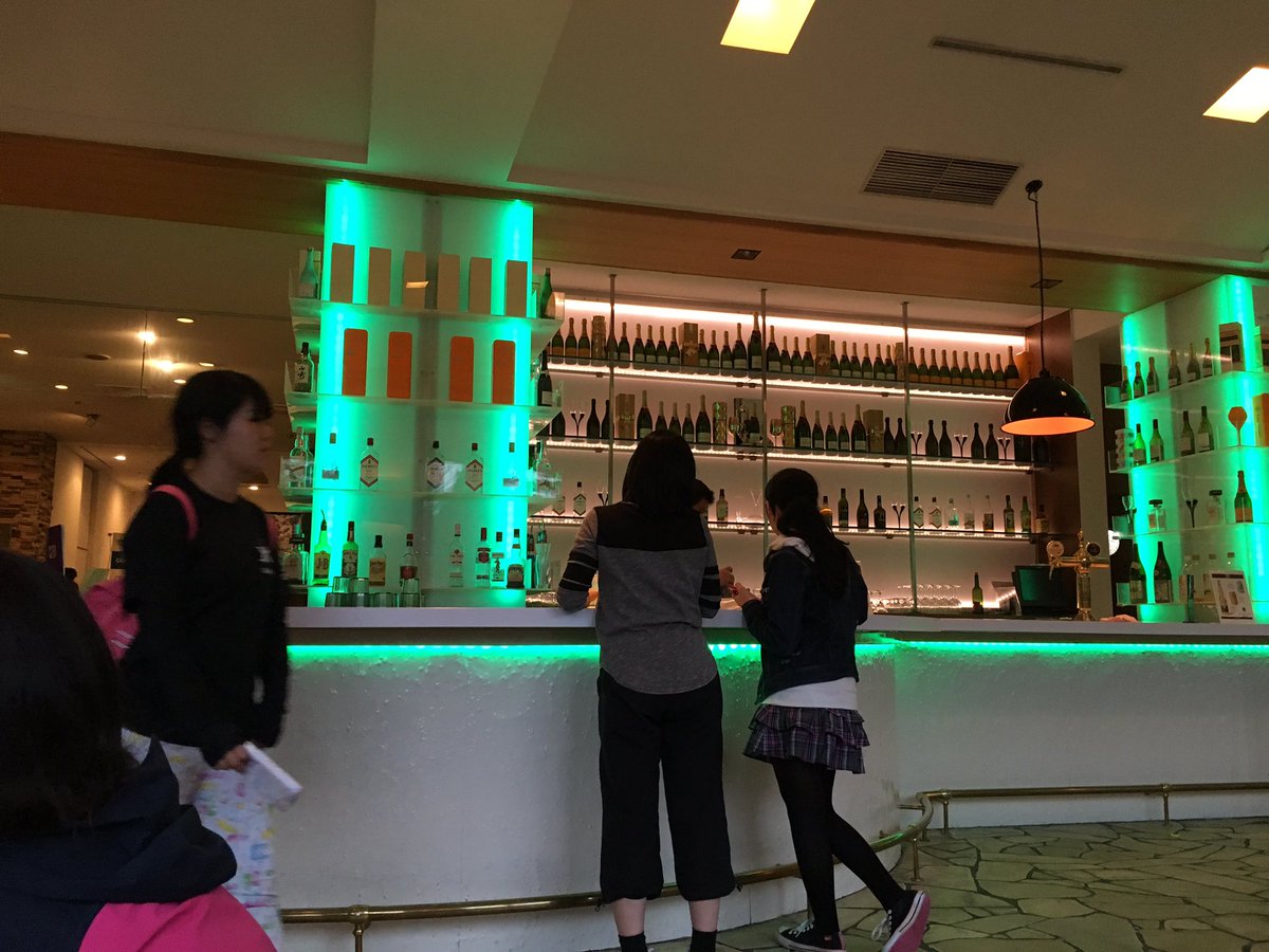 hirokinton21's tweet photo. 今年も家族でクラブメッツサホロに行く事になった。大人6子供4で。
去年初めて行ったんだけど施設内の飲食は宿泊代にインクルードされているから夕飯終わって風呂入った後にバーでめちゃ飲んでも全て無料。酒飲む人にはオススメ。温泉では無いけどね。
#クラブメッツ
#clubmet https://t.co/pbUFBvWgq8