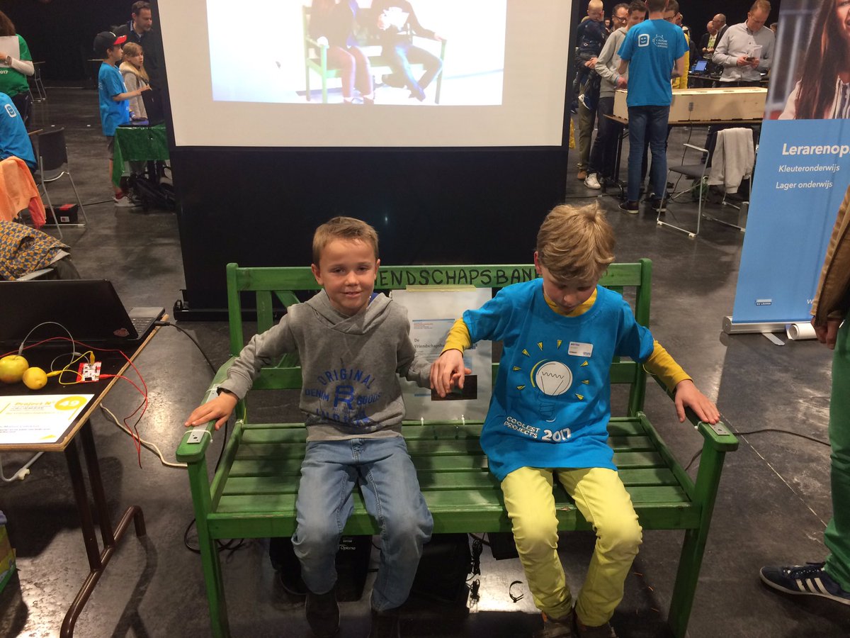 CoderDojoBe's tweet image. Er worden nieuwe vriendschappen gesmeed op de vriendschapsband bij @CoolProjectsBe! #cpbe2017 #coolestsprojects #bffsforlife