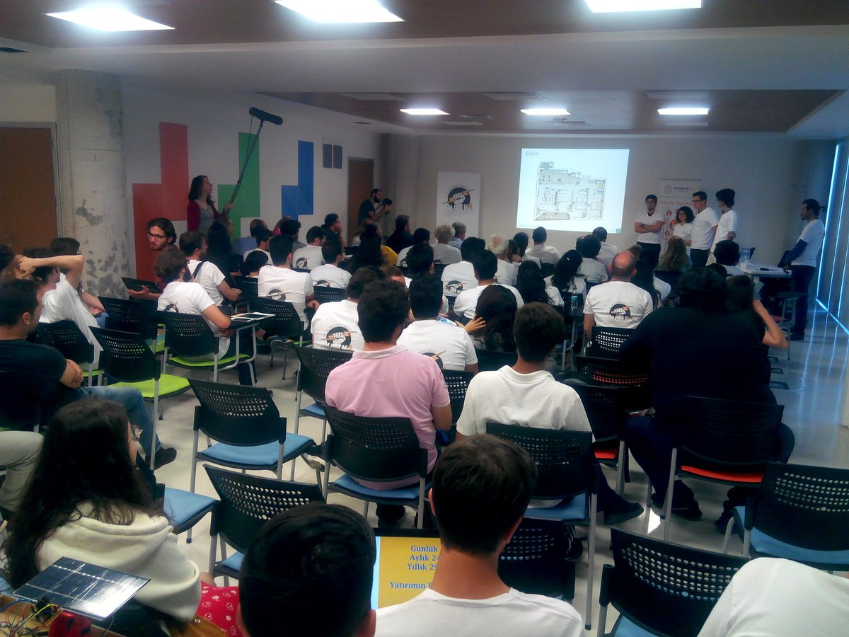 Teknoparkizmir_'s tweet photo. Takımlar birbirinden iddialı ve değerli fikirlerini, jüriye sunuyor. #Hack4energy https://t.co/MENrGtKwIL