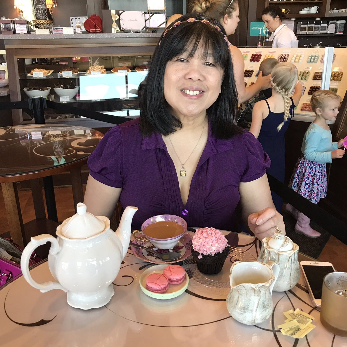 PinkHeart623's tweet photo. #AfternoonDelights #blushcuocake #raspberrymacarons @AnnaSheaChoc 💕 https://t.co/sWkXh9kE4w