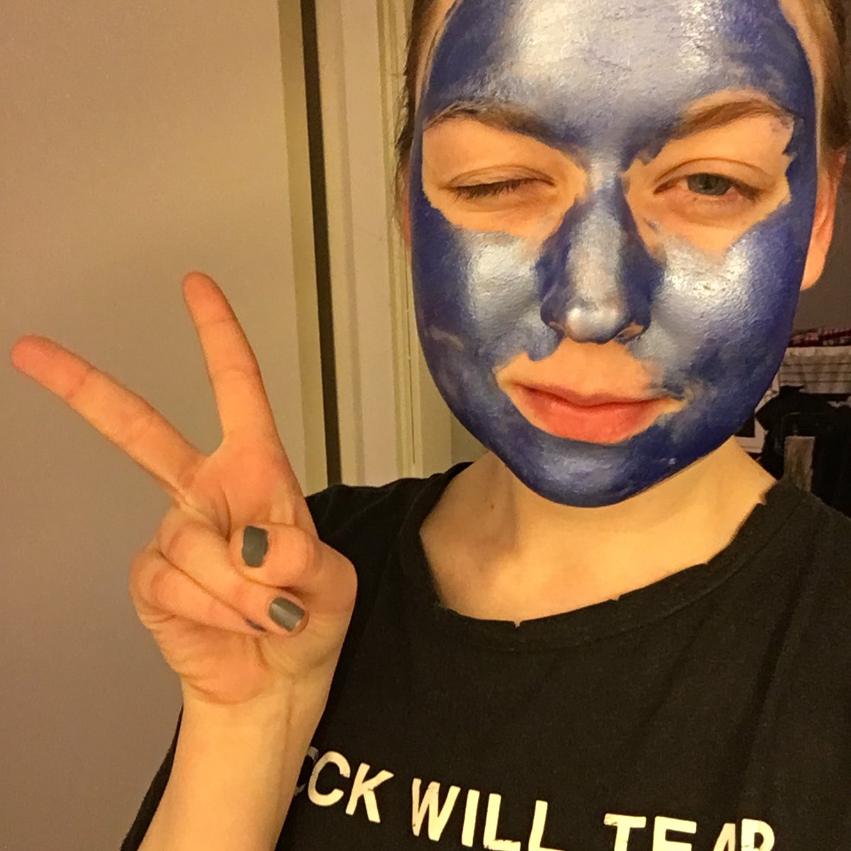 petracarolinetv's tweet photo. Last night I tried out the @glamglow Limited Edition Sonic Blue #gravitymudmask and it was #blue #Sonicblue in fact 💙 https://t.co/06XniyqAtg