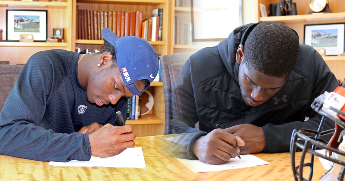 Ross and Lawson react to signing their first NFL contracts #Bengals50  📰: go.bengals.com/2qecvNS https://t.co/BCoJ5s0pYz