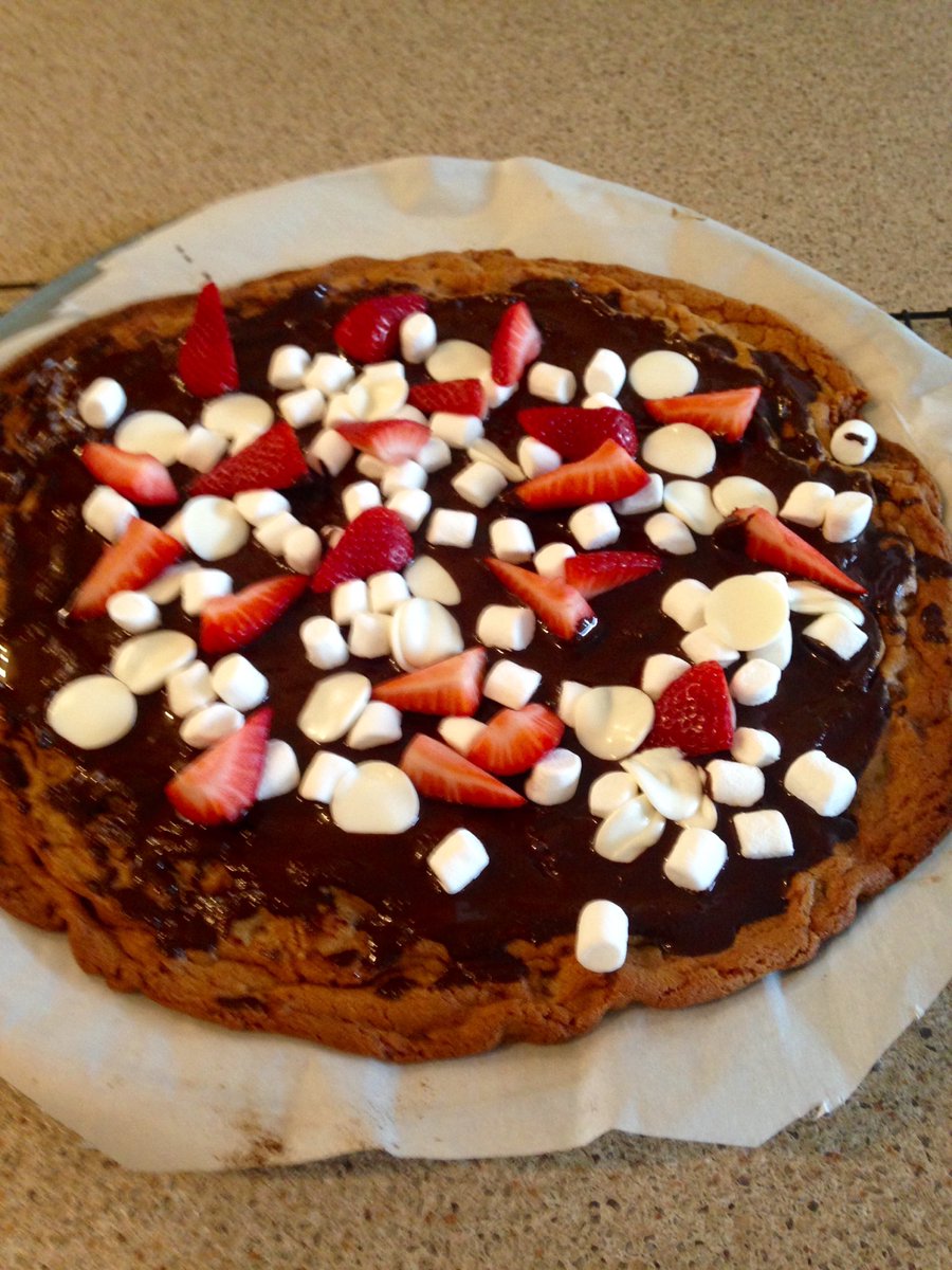 My daughter made this cookie pizza. #WhatDoYouThink #WhatdoyouNotice #WhatdoyouWonder @mashupmath