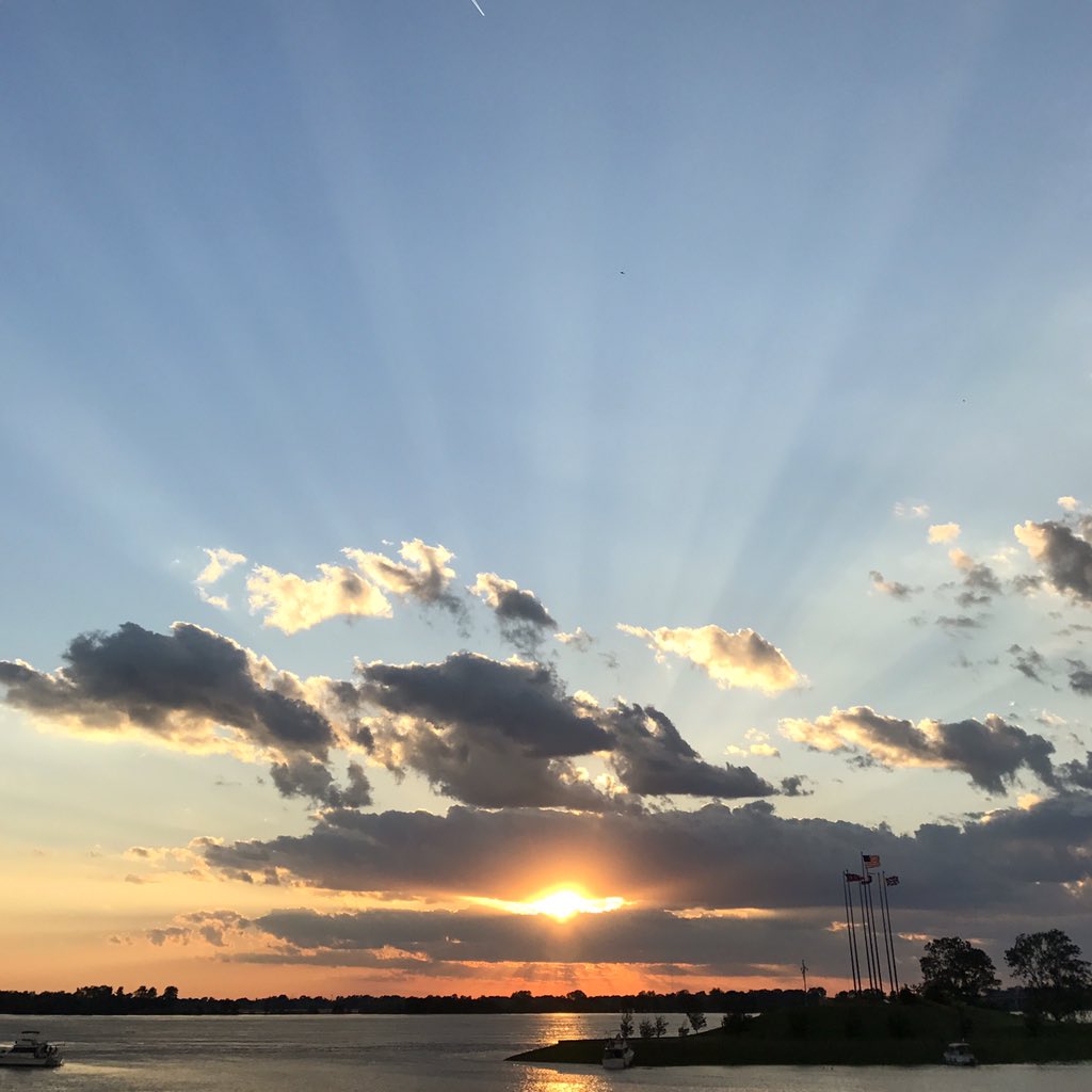 Kevpatrx's tweet photo. Never too cool to post basiq a$$ sunset photos #memphis #bsmf2017 https://t.co/ZShHKqlOYe