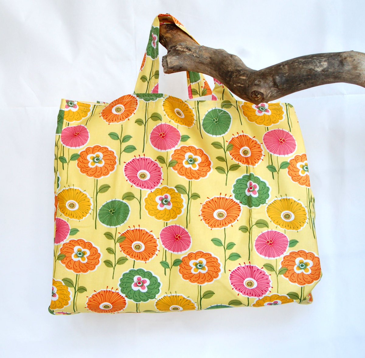thewoollytangle's tweet photo. Gorgeous floral large bag perfect for uour #knitting, #crochet or #sewing.
https://t.co/1cdVUuDZ7C #HandmadeHour #yarncraftnetwork https://t.co/POoxZTUdbr