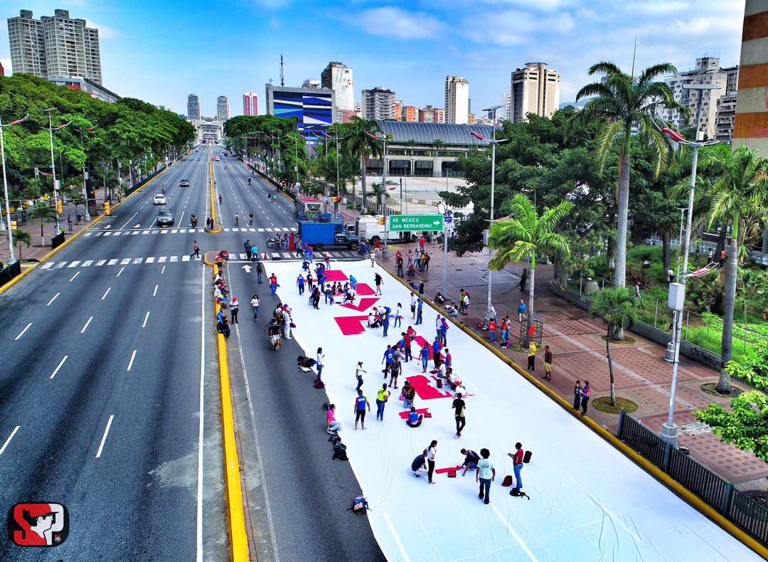 AlvaroPSUV's tweet image. RT VillegasPoljak: Mega pancarta revolucionaria pintó la juventud en Av Bolívar correodelorinoco.gob.ve/juventud-revol… #Constitu…
