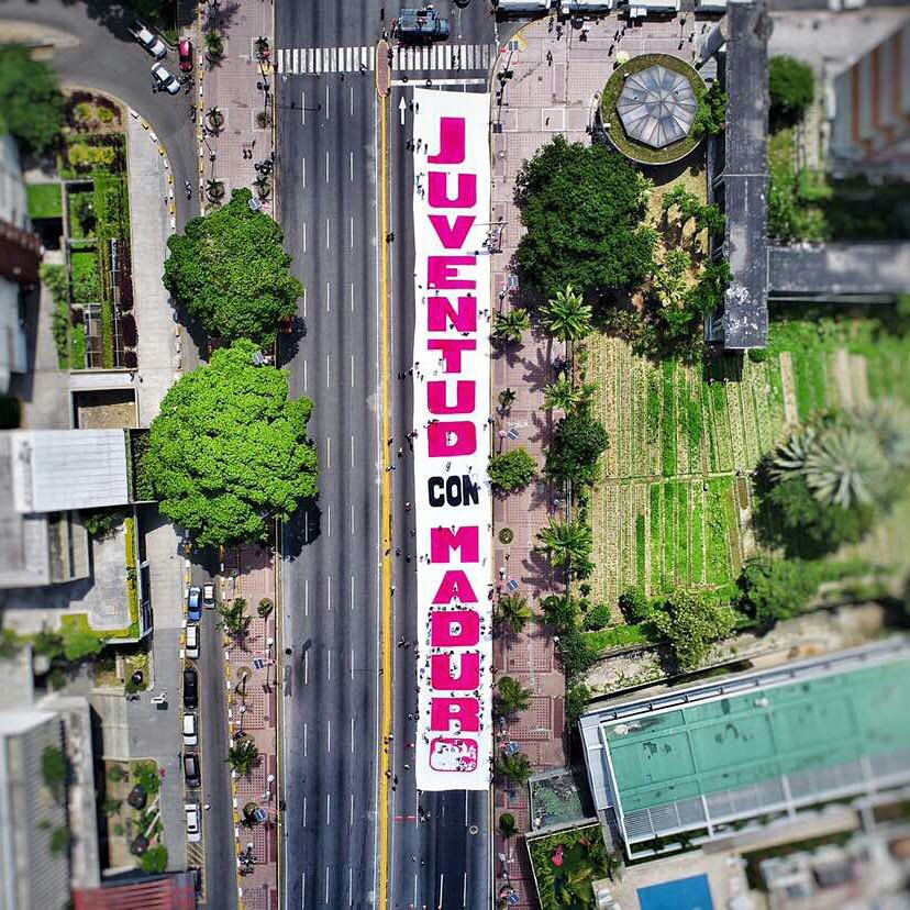 AlvaroPSUV's tweet image. RT VillegasPoljak: Mega pancarta revolucionaria pintó la juventud en Av Bolívar correodelorinoco.gob.ve/juventud-revol… #Constitu…