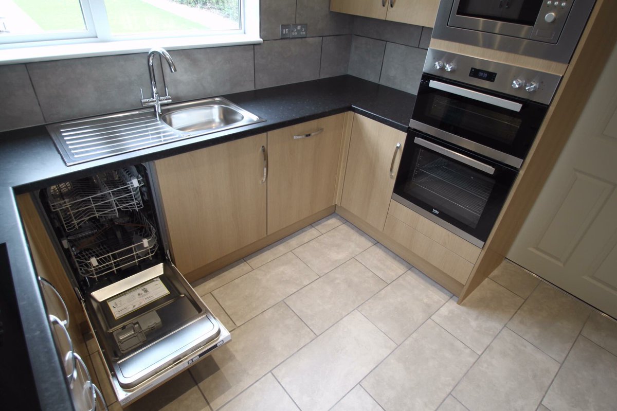 Another <a href="/HJStanningley/">Howdens Stanningley</a> kitchen fitted with <a href="/BandQ/">B&Q</a>  urban cement floor and wall tiles @Beko appliances #interiordesign #kitchendesign