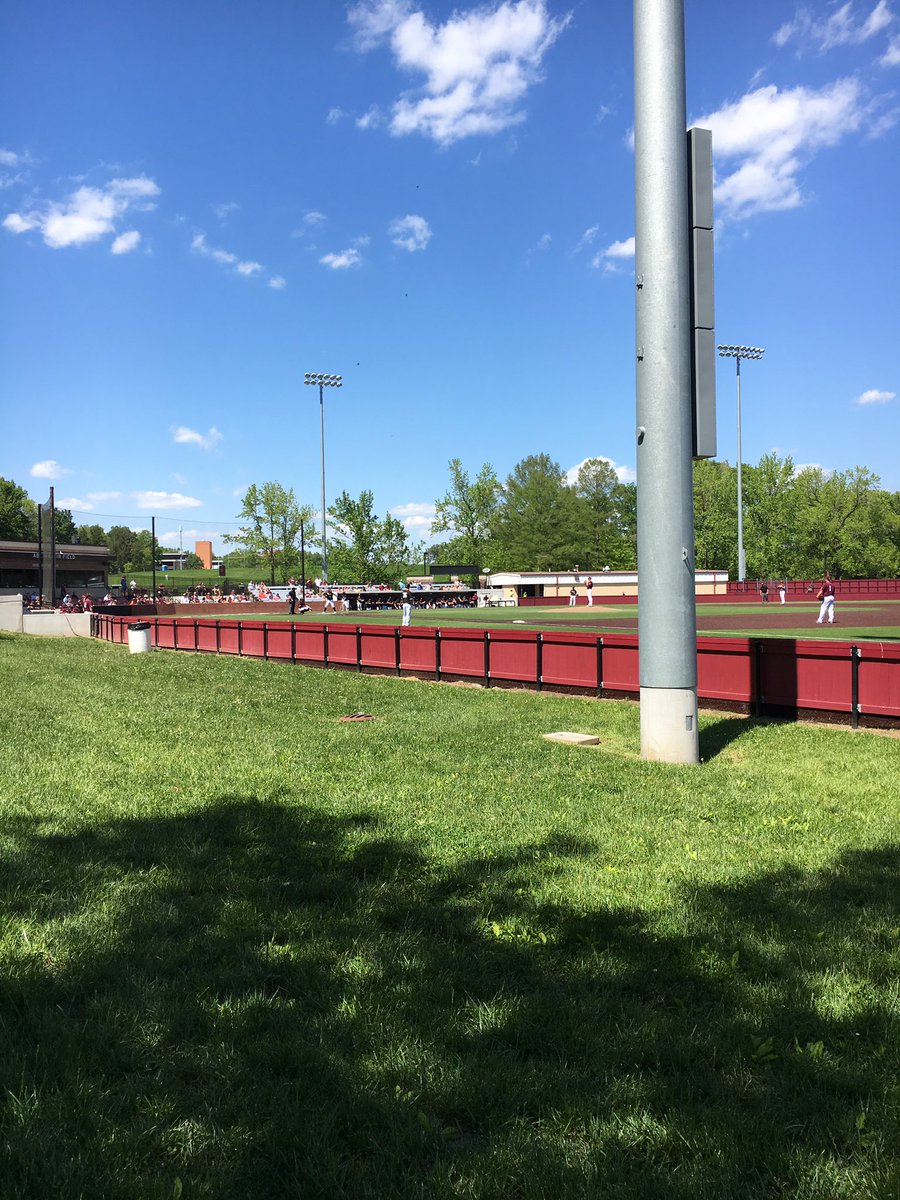TreyMcdaniel03's tweet photo. Enjoying some Saluki Baseball at the Hill. All tied up at 4 going into the top of the 6th with Missouri State. https://t.co/AJ5h5s1dIg
