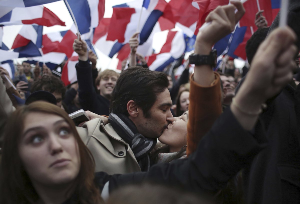 instantmatch's tweet image. Supporters of @EmmanuelMacron celebrate outside the @MuseeLouvre May 7, 2017. Macron will be France's next president. ©Thibault Camus @AP