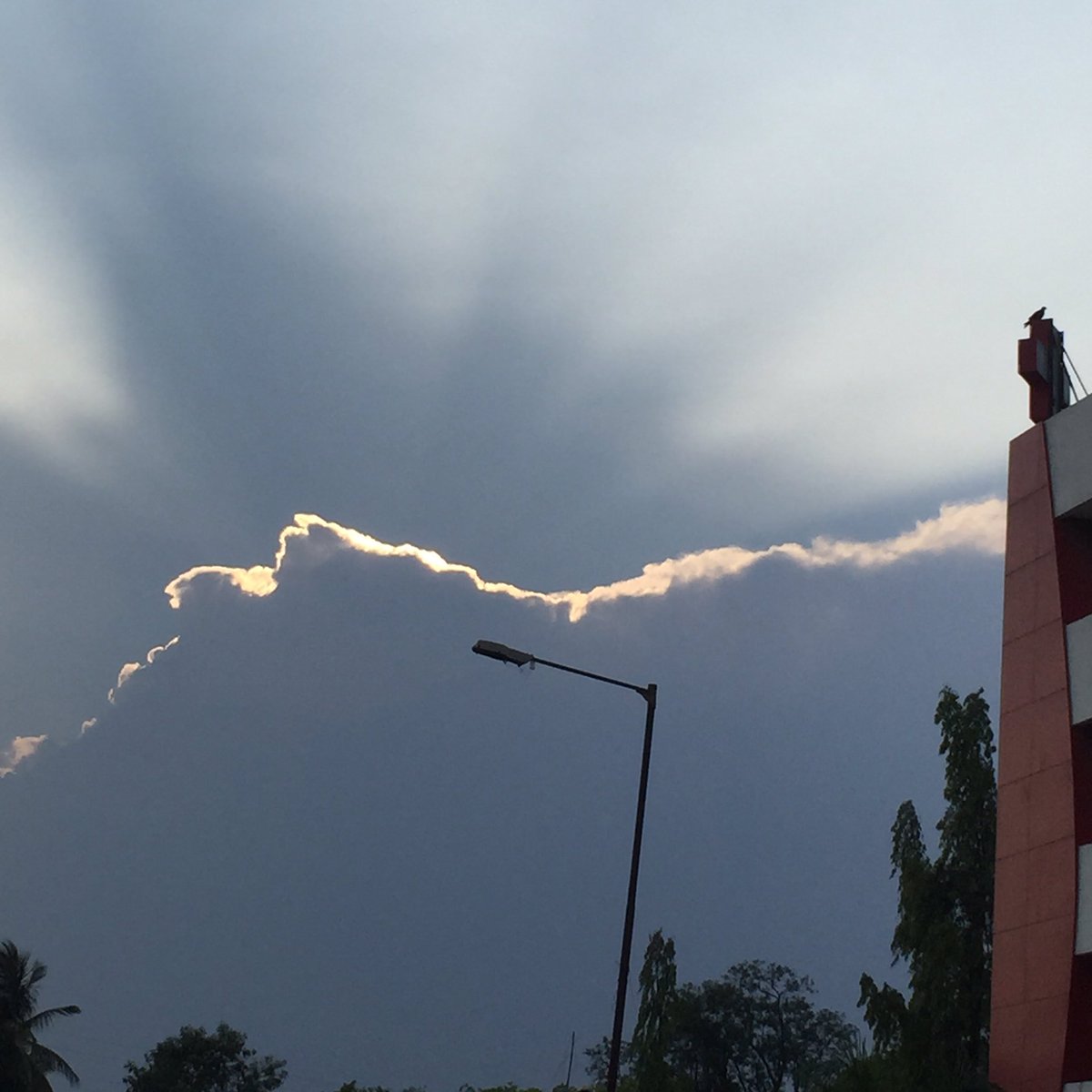 obedsayyad's tweet photo. #sunlightray_speeking_through_the_clouds😘#clouds #sunlight #sunlighteffect #dopeshot😍#solapur #shineshot P.S-took this photo on moving bike https://t.co/G6YZXawueJ