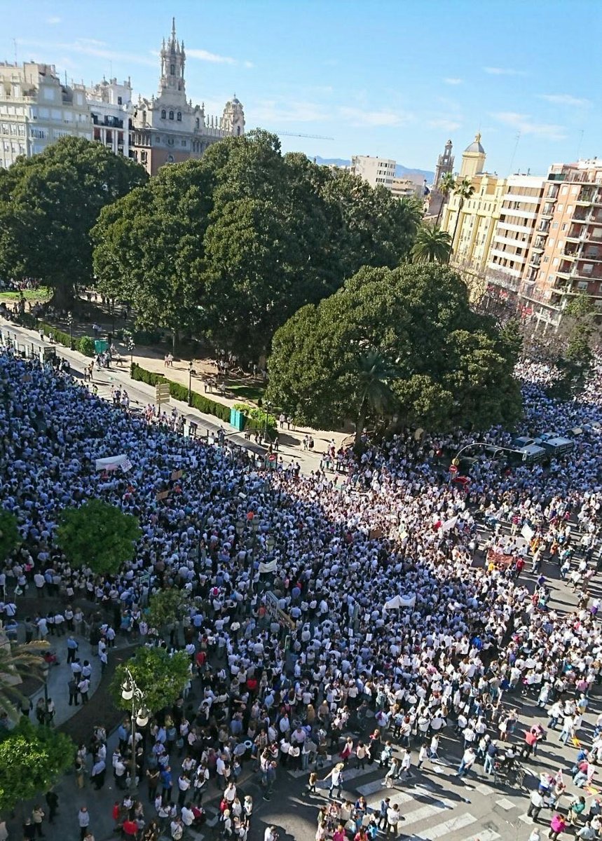 JCcaballeroM's tweet photo. La educación de los hijos la deciden los padres. #Libertad frente a la imposición y el sectarismo del Consell #libertaddeenseñanza27 https://t.co/UXBceJAxwI