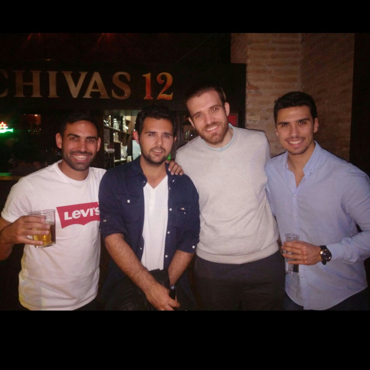 RenesesJaime's tweet photo. Gran noche de reencuentros!! Recordando nuestras noches universitarias  #Toledo #amigosparatodalavida #juristas #Loschavales https://t.co/3KmVa8SOdT