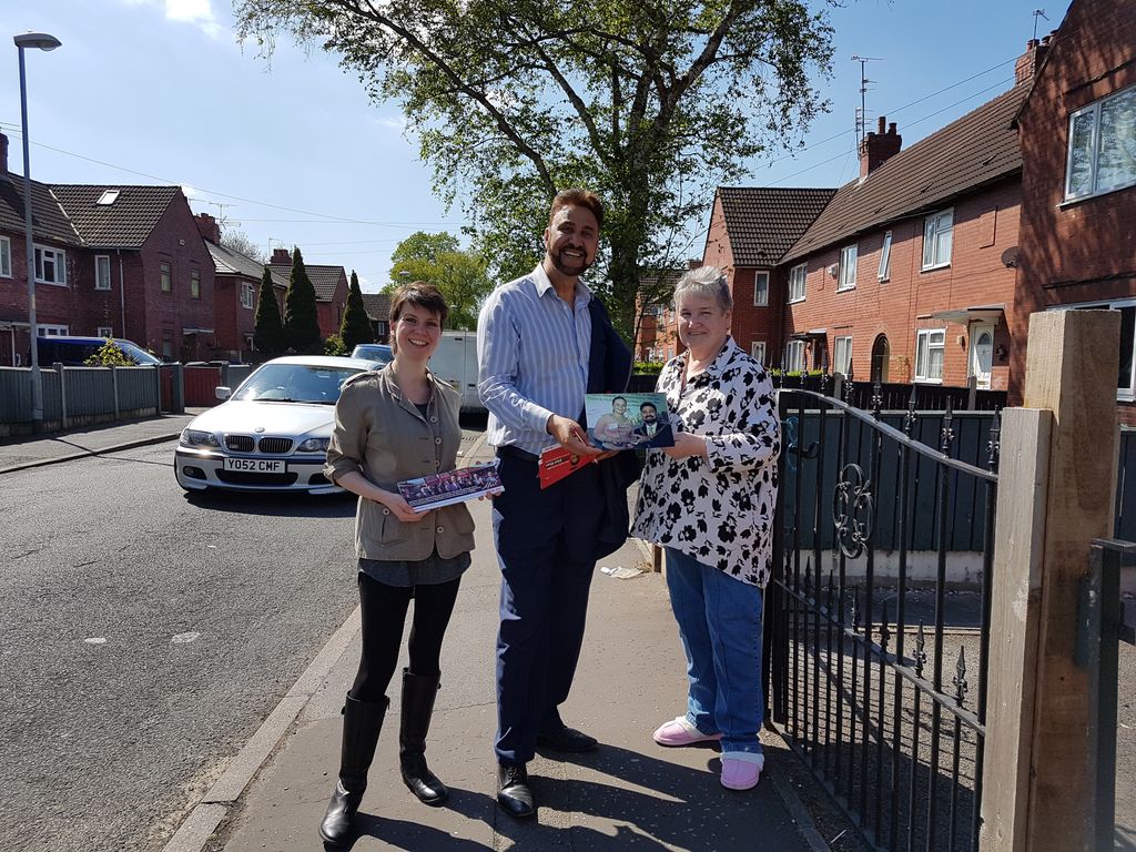 FallowfieldLab's tweet photo. This afternoon in Fallowfield a lady asked @Afzal4Gorton to sign this picture of himself meeting her granddaughter when he was Lord Mayor! https://t.co/WQqTXaVayg