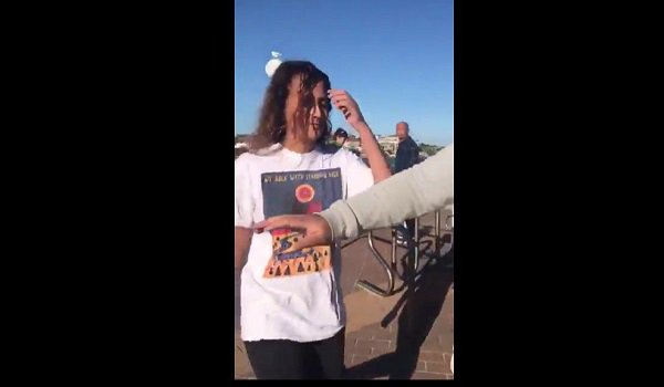 NTN24ve's tweet image. Hija de Jorge Rodríguez es enfrentada por una venezolana en Australia: "Por culpa de tu papá hay gente muriéndose" bit.ly/2pa4Gsz