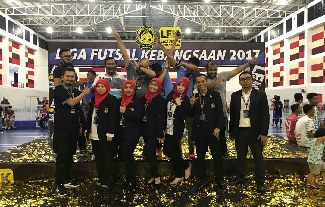 wanfakhrul23's tweet photo. Selesai sudah tugasan Liga Futsal Kebangsaan #LFK2017 sepanjang 9 sirkit di Tanjung Malim &amp; Kuantan.. Jumpa lagi pada musim yg akan datang.. https://t.co/MNEOXUhoSI