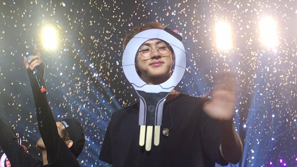Consume_Dream's tweet photo. Lançaram agora a nova versão da Army Bomb a Jin Bomb, mais brilhosa e mais bonita

BTS ON TOP
#BTSBBMAs https://t.co/RL9fZHIoZB