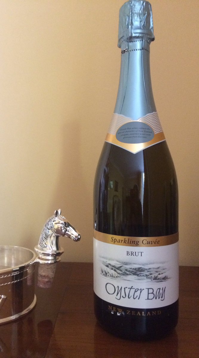 cclipsham's tweet photo. Toasting the Kiwis!! #horsehour #mmbht17 would be rude not to!! 😉 🐴🇳🇿🍾 huge congrats Andrew Nicholson @bhorsetrials @Athomeincountry https://t.co/vNwJBf0W6B