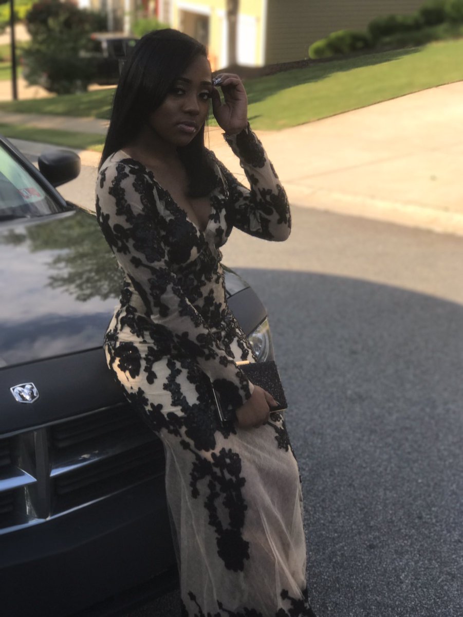 Kanaysialanae's tweet image. #prom2k17 #junioryr 🖤