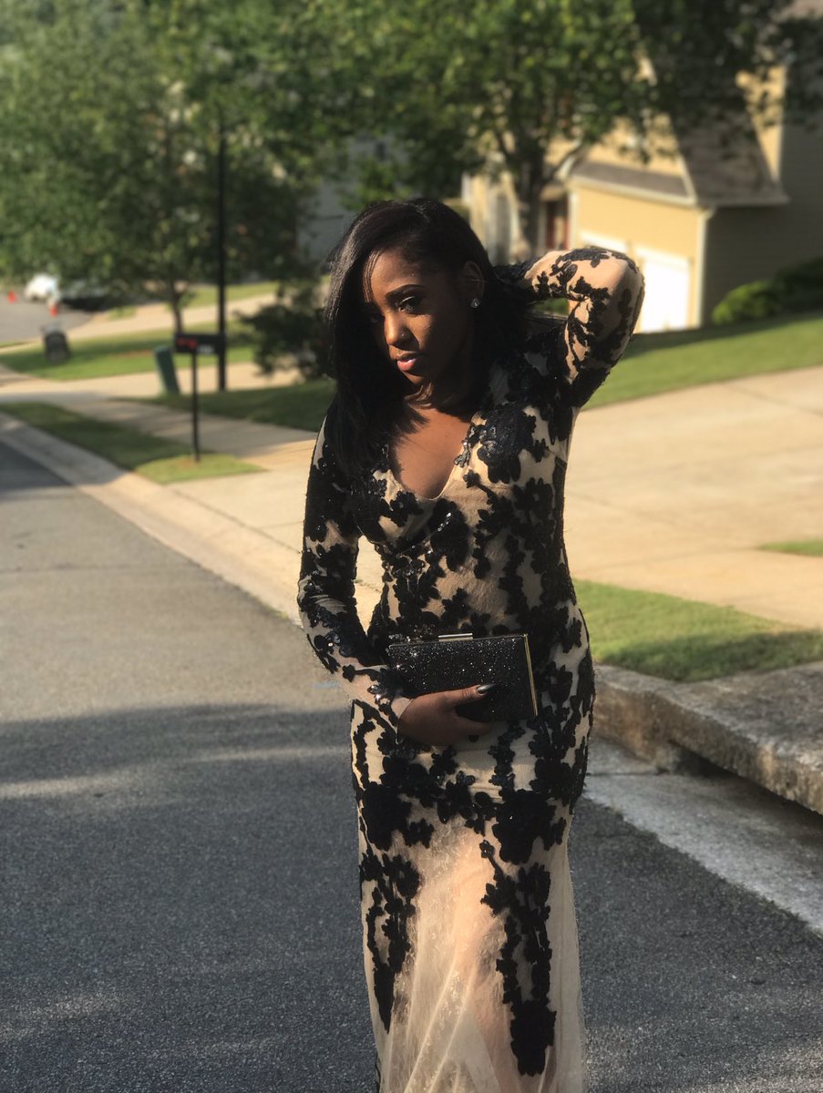 Kanaysialanae's tweet image. #prom2k17 #junioryr 🖤