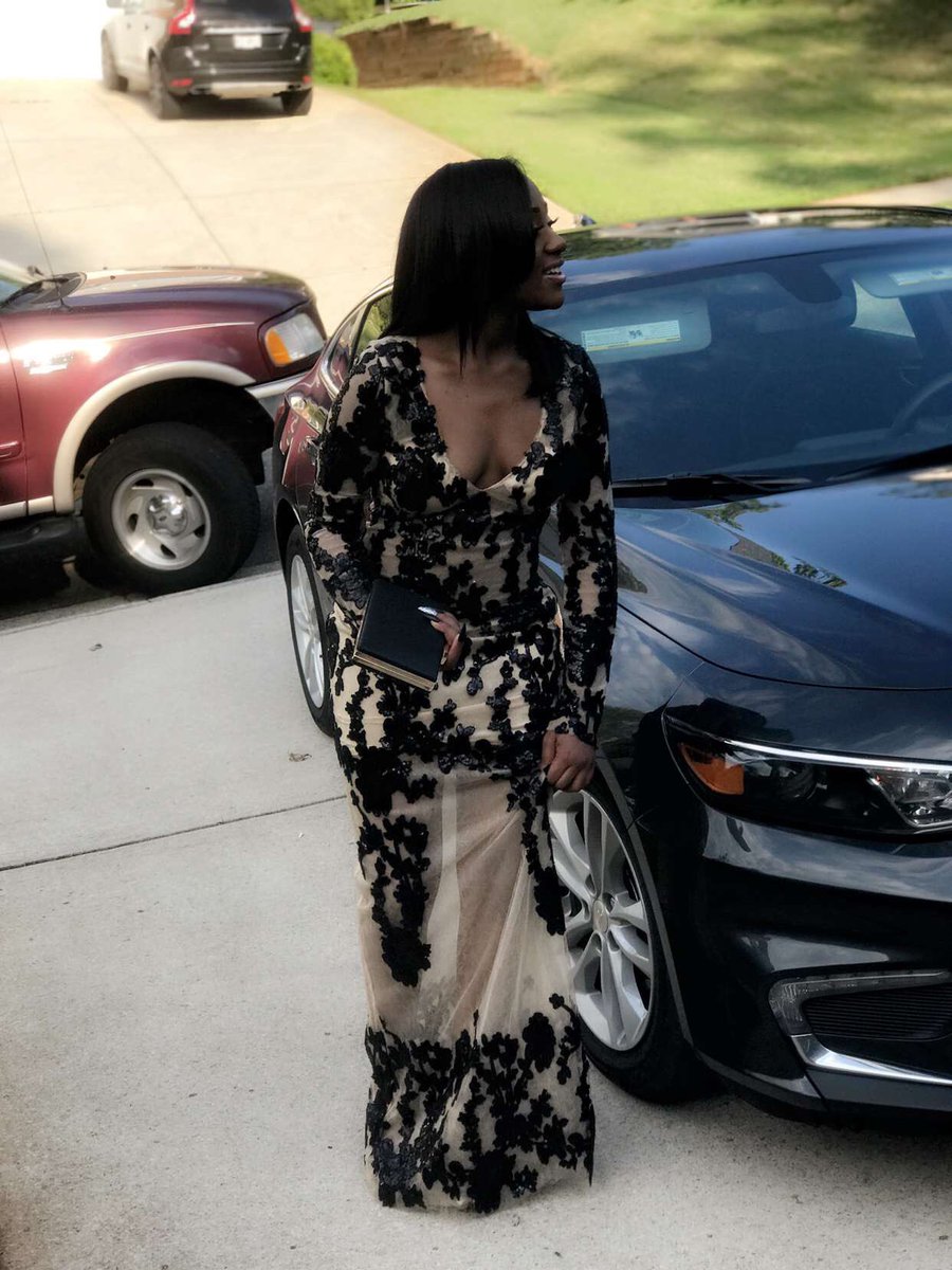 Kanaysialanae's tweet image. #prom2k17 #junioryr 🖤